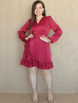 VESTIDO CORTO ENVOLVENTE CON VUELOS GUINDA ENTERO