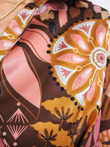 VESTIDO CORTO CRUZADO CON AMARRE ESTAMPADO MARRÓN