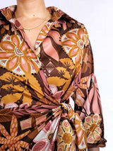 VESTIDO CORTO CRUZADO CON AMARRE ESTAMPADO MARRÓN