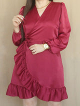 VESTIDO CORTO ENVOLVENTE CON VUELOS GUINDA ENTERO