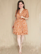 VESTIDO CORTO 2 CAPAS ESTAMPADO CAMELLO