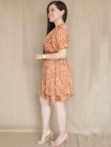 VESTIDO CORTO 2 CAPAS ESTAMPADO CAMELLO