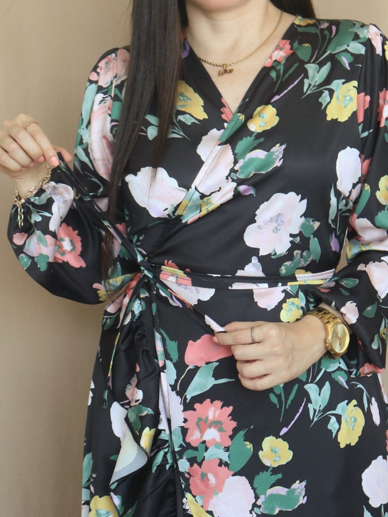 MAXIVESTIDO ENVOLVENTE CON VUELOS ESTAMPADO NEGRO