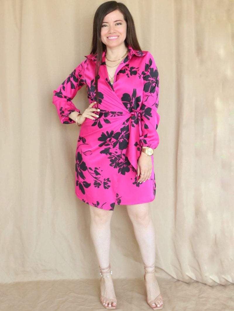 VESTIDO CORTO CRUZADO CON AMARRE ESTAMPADO FUCSIA
