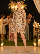 VESTIDO CORTO ENVOLVENTE CON VUELOS ESTAMPADO BEIGE