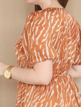 VESTIDO CORTO 2 CAPAS ESTAMPADO CAMELLO