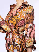 VESTIDO CORTO CRUZADO CON AMARRE ESTAMPADO MARRÓN