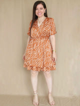 VESTIDO CORTO 2 CAPAS ESTAMPADO CAMELLO