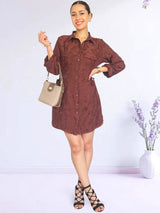 VESTIDO CORTO CAMISERO CON PLAQUETAS MARRÓN MOCA