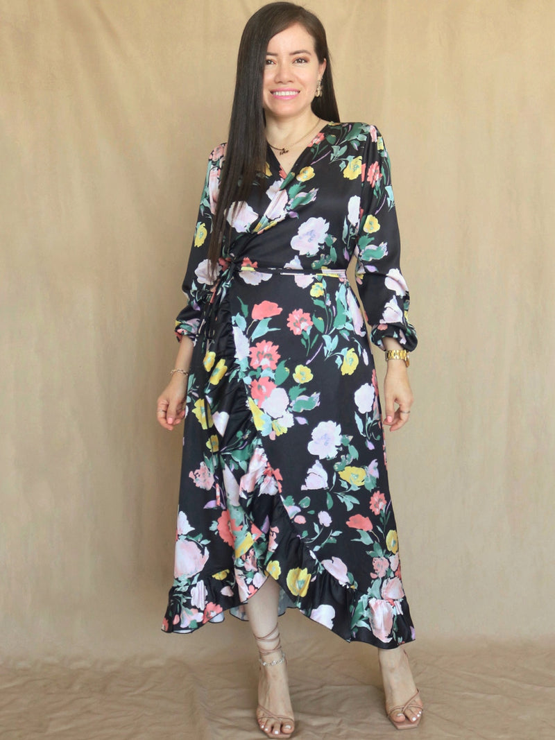 MAXIVESTIDO ENVOLVENTE CON VUELOS ESTAMPADO NEGRO