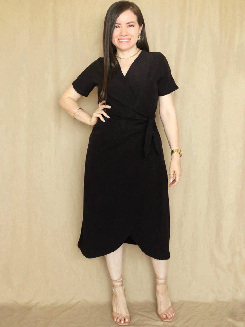 VESTIDO MIDI CRUZADO CON AMARRE NEGRO ENTERO โ Rosylena