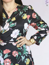MAXIVESTIDO ENVOLVENTE CON VUELOS ESTAMPADO NEGRO