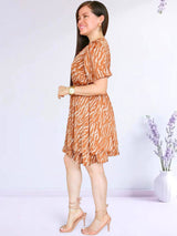 VESTIDO CORTO 2 CAPAS ESTAMPADO CAMELLO