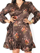 VESTIDO CORTO ENVOLVENTE CON VUELOS ESTAMPADO CHOCOLATE