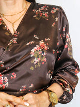 VESTIDO CORTO ENVOLVENTE CON VUELOS ESTAMPADO CHOCOLATE